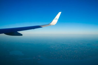 Amsterdam, Hollanda - 17 Temmuz 2021: Hollanda üzerinde KLM Ovası. Amsterdam 'dan Helsinki' ye.