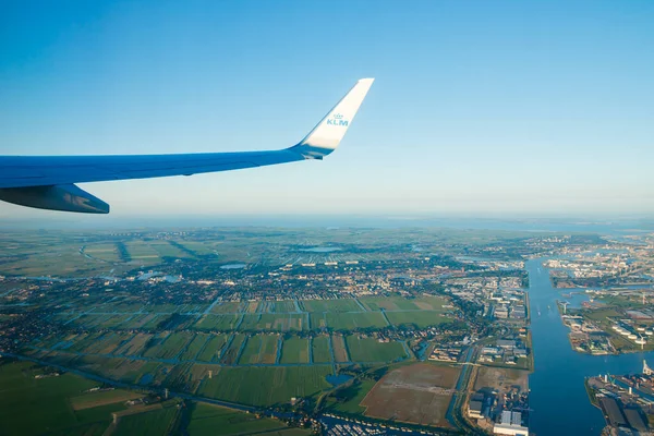 Amsterdam, Hollanda - 17 Temmuz 2021: Hollanda üzerinde KLM Ovası. Amsterdam 'dan Helsinki' ye.