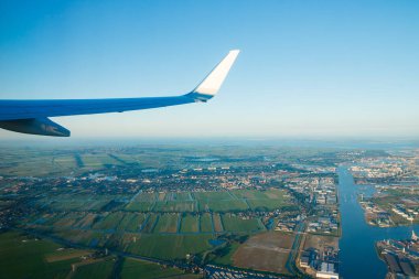 Amsterdam, Hollanda - 17 Temmuz 2021: Hollanda üzerinde KLM Ovası. Amsterdam 'dan Helsinki' ye.