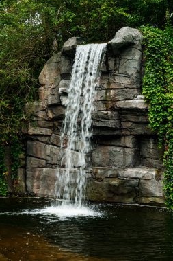Belçika 'da bir yerlerde küçük bir şelale var.