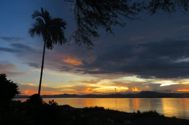 Myanmar 'daki Irrawaddy Nehri' nin üzerindeki Thande Hotel 'den Bagan günbatımının resimli görüntüsü.