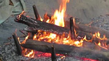 Kamp ateşinde yanan odunların yakın çekimi