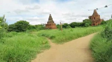 Myanmar 'da Bagan' ın şeritleri ve patikalarında scooter sürmek, eski Budist tapınakları ve pagodaları geçmek...