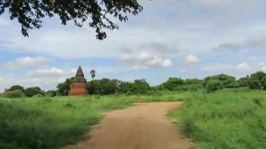 Myanmar 'da Bagan' ın şeritleri ve patikalarında scooter sürmek, eski Budist tapınakları ve pagodaları geçmek...