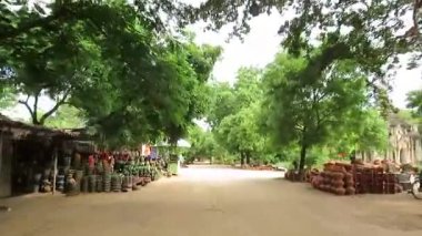 Myanmar 'da Bagan' ın şeritleri ve patikalarında scooter sürmek, eski Budist tapınakları ve pagodaları geçmek...