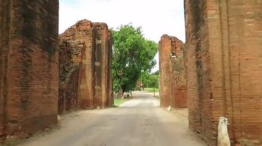Myanmar 'da Bagan' daki antik Tharabar Kapısı 'ndan scooter sürerken çekilmiş bir video kaydı.