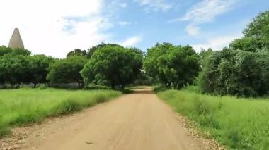 Myanmar 'da Bagan' ın şeritleri ve patikalarında scooter sürmek, eski Budist tapınakları ve pagodaları geçmek...