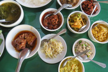 12 Kasım 2025 - Bagan, Myanmar: Birmanyalı gönüllüler sabahın erken saatlerinde Myanmar 'daki Bagan' da çöp topluyorlar