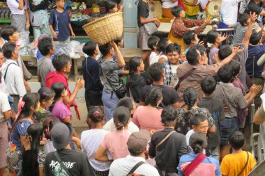 12 Kasım 2025 - Bagan, Myanmar: Birmanyalı gönüllüler sabahın erken saatlerinde Myanmar 'daki Bagan' da çöp topluyorlar