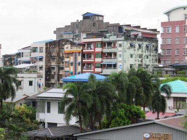 Yangon, Myanmari 'deki renkli konut binaları.