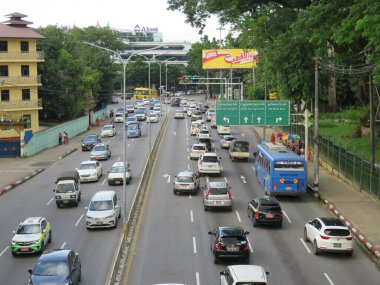 Yangon caddelerinde trafik var, Myanmar.JPG