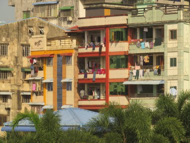 Altın Saat sırasında Yangon 'daki konut binalarına yakın çekim. JPG