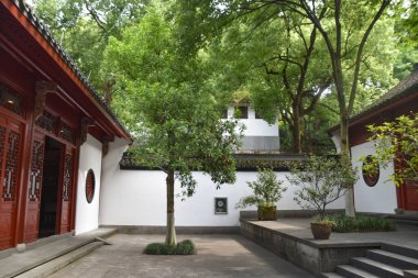 Hangzhou, Çin 'deki Budist tapınağının resimli avlusu.