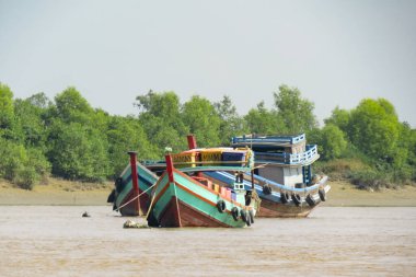 Geleneksel Burma balıkçı tekneleri Yangon, Myanmar 'da
