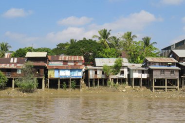 Yangon Nehri 'ndeki cambaz ayaklıklarında renkli evler