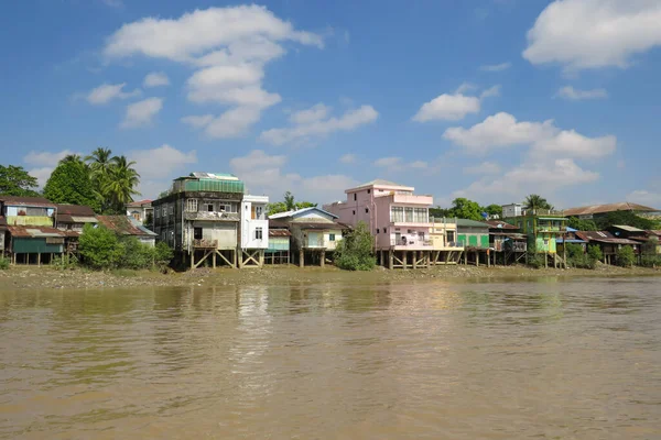 Myanmar 'daki Yangon Nehri üzerindeki renkli evler