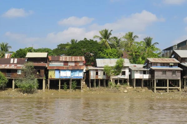 Yangon Nehri 'ndeki cambaz ayaklıklarında renkli evler