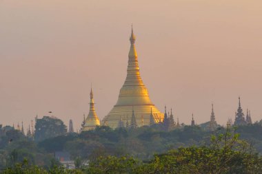 Shwedagon 'un Altın Kubbesi Yangon, Myanmar, Sunset' te.