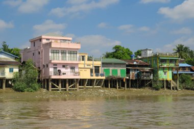 Myanmar 'daki Yangon Nehri' nin kenarındaki renkli evler.