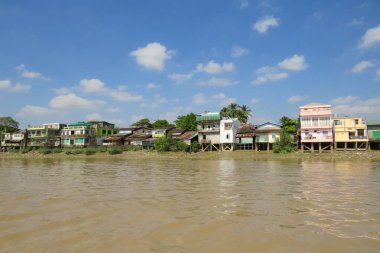 Myanmar 'da renkli nehir kenarı konutları ve mavi gökyüzü