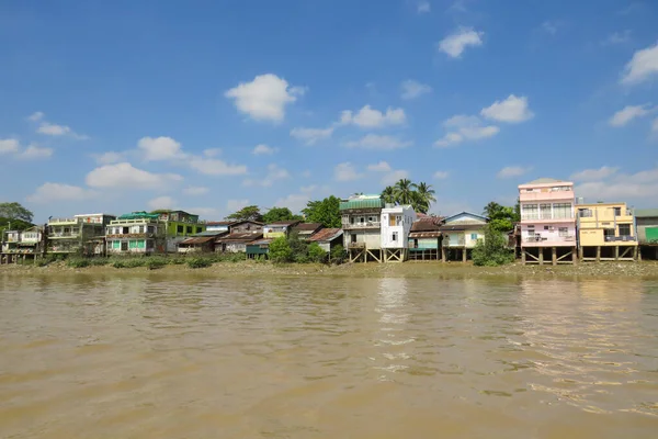 Myanmar 'da renkli nehir kenarı konutları ve mavi gökyüzü