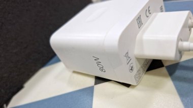 Arkaplanda 33W Beyaz Güç Adaptörü