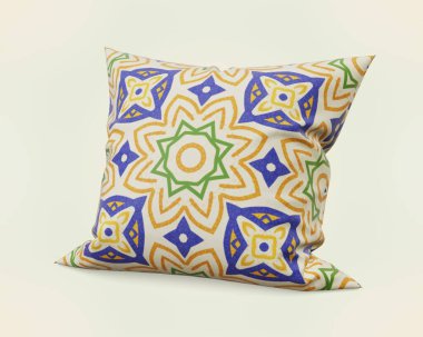 Dekoratif bir yastık. Çiçek desenli. Ev dekorasyonuna biraz stil katmak için mükemmel.