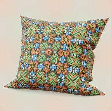 Renkli geometrik desenli dekoratif bir yastık. Oturma odasına tarz katmak için mükemmel..