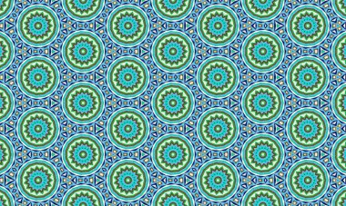 Mavi, yeşil ve beyaz renkli, simetrik şekiller ve üçgenlerle çevrili mandaladan esinlenilmiş renkli ve karmaşık bir geometrik desen..