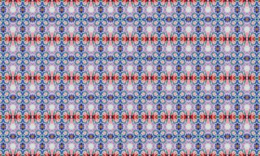 Açık mor arkaplanda pembe, mavi ve kırmızı tonlarda tekrarlayan çiçekleri içeren renkli ve karmaşık bir desen..