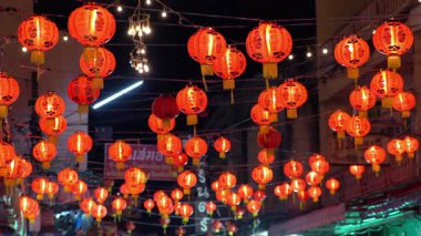 Canlı bir gece pazarının sihrini yaşayın. Sokağın üzerinde asılı duran kırmızı Çin fenerleriyle kültürel kutlamalar ve şehir gece hayatı sahneleri için mükemmel bir festival atmosferi yaratın..