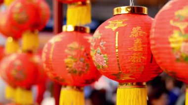 Altın aksanlı ve çiçekli güzel el yapımı Çin fenerleri, kültürel kutlamalar ve şenlikli dekorasyonlar için mükemmel..