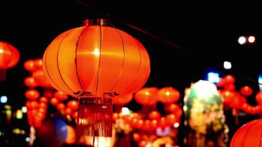 Genç bir profesyonel, konforlu bir kahve dükkanında uzaktan çalışırken odaklanarak modern dijital göçebe yaşam tarzını ve kentsel ortamlarda iş ve eğlence karışımını somutlaştırıyor..