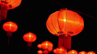 Şık, modern bir ofiste çalışmaya odaklanmış genç bir profesyonel çarpıcı bir şehir görüşü, üretkenliği ve hırsı somutlaştırıyor..