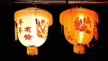 Zarif Çin fenerleri karanlıkta güzel tasarımlarla parlıyor.