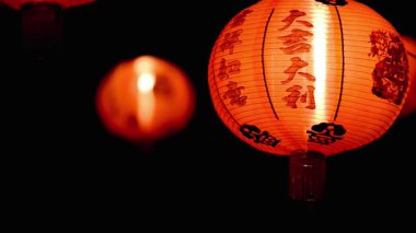 Karanlıkta parlayan parlak fenerlerle Çin kültürünün büyüsünü deneyimleyin. Kültürel etkinlikler, festivaller ya da dekoratif ilham için mükemmel.