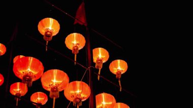 Canlı bir fenerin gece gösteriminin sihrini deneyimlemek, kültürel etkinlikler veya şenlikli kutlamalar için mükemmeldir.