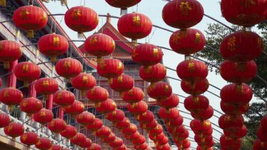 Renkli Çin fenerleri geleneksel bir tapınağı süslüyor, kültürel kutlamalar ve etkinlikler için şenlikli bir ortam yaratıyor.