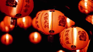 Genç girişimci modern bir ofiste iş başarısını kutluyor, mutlu ve muzaffer hissediyor..