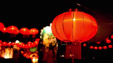 Bir iş adamı, modern ofis alanında özenle dizüstü bilgisayarı üzerinde çalışır. Gösterişli ve çağdaş bir ortamda üretkenlik ve profesyonelliği temsil eder..