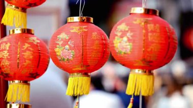 Altın aksanlı ve canlı püsküllü güzel el yapımı kırmızı Çin fenerleri, kültürel kutlamalar ve şenlikli dekorasyonlar için mükemmel..