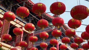 Kendine güveni tam bir iş kadını seyirciyi şık, modern bir konferans odasına çekiyor..