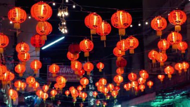 Kırmızı fenerler, festival sokağında canlı bir şekilde sergilenerek kültürel kutlamalar ve bayram etkinlikleri için neşeli bir ortam yaratıyor..