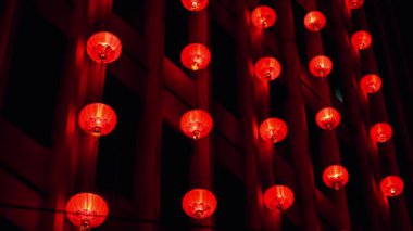 Çeşitli geçmişlerden profesyoneller, şık ve modern ofis ortamında takım çalışmasını ve yeniliği sembolize eden, dinamik bir toplantıya katıldılar..