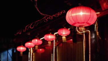 Kendine güvenen iş kadını, modern ofis ortamında seyirciyi kendine çekiyor. İş dünyası, liderlik ve takım çalışması kavramları için ideal..