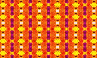 Zarif turuncu, sarı ve mor çiçekleri içeren çarpıcı bir çiçek deseni. Dekoratif ve sanatsal uygulamalar için mükemmel.