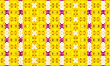 Pürüzsüz bir dizaynda sarı, beyaz ve mor çiçeklerden oluşan canlı çiçek deseni.