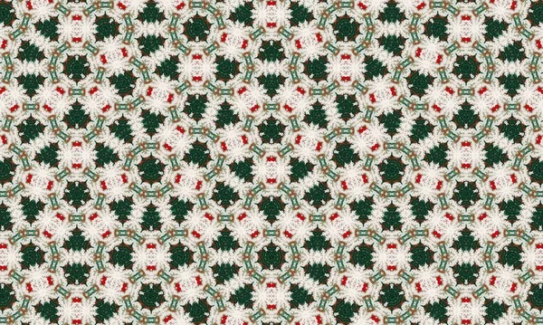 Beyaz arka planda yeşil yapraklar ve kırmızı böğürtlenler içeren bayram şenliği, tasarımlarınıza sezonluk neşe katmak için mükemmel.