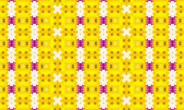 Pürüzsüz bir dizaynda sarı, beyaz ve mor çiçeklerden oluşan canlı çiçek deseni.