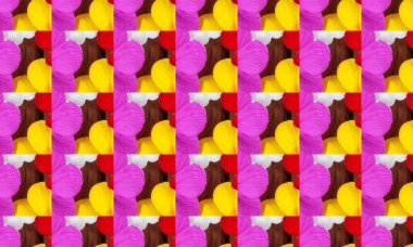 Beyaz, pembe ve sarı renklerden oluşan karmaşık çiçek desenli kusursuz bir tasarım.